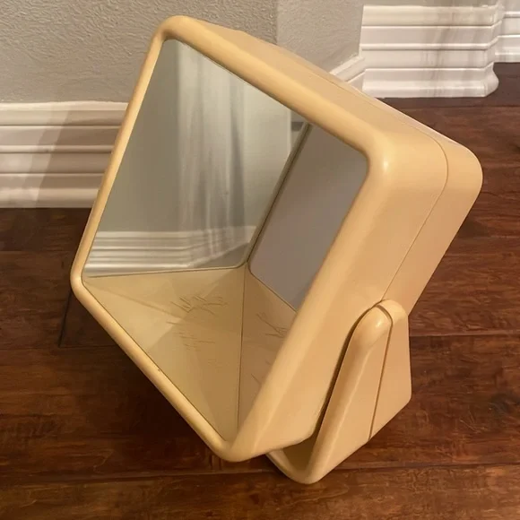 Genuine True MirrorSee The Real You Through This Non-Reversing Mirror
